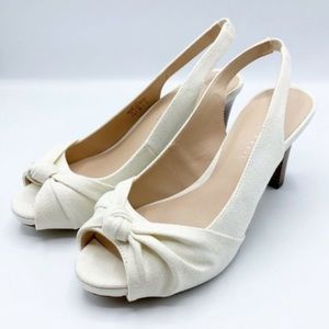 Ivory peep toe heels by Kelly & Katie are in excellent condition. Size 6.5